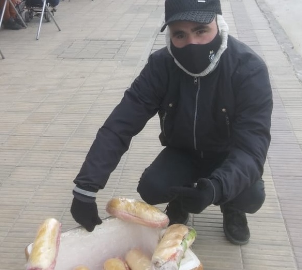 Perdió a su mamá en La Plata, vende sándwiches en la esquina de la estación de trenes y necesita una bicicleta para trabajar