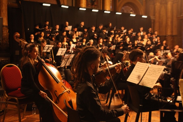 El Salón Dorado brilló en un concierto sinfónico-coral con más de 100 artistas en escena