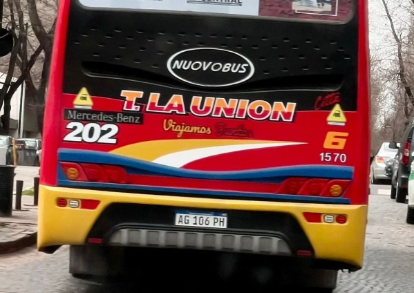 Un vecino denunció que un micro de la línea 202 rayó dos autos estacionados en Plaza Rocha