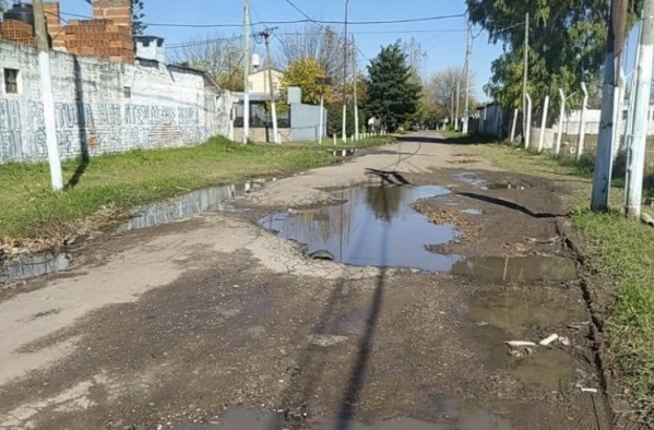 Entre los pozos y el barro, vecinos de Los Hornos piden soluciones