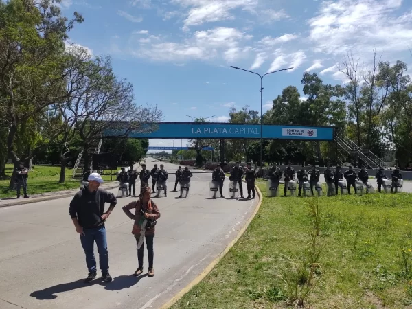 Organizaciones sociales cortaron la Autopista Buenos Aires La Plata en reclamo de la actualización de sus planes