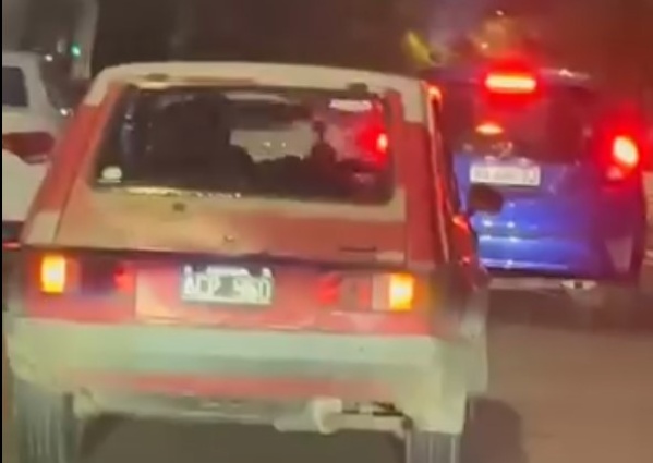 Brutal agresión a una mujer dentro de un auto en movimiento en el centro platense