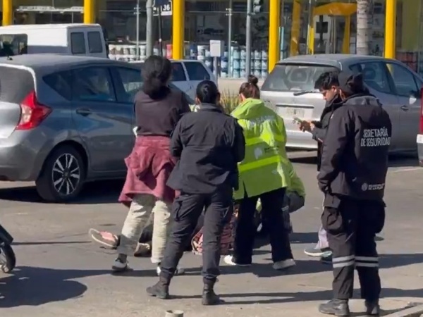Impactante: Una motociclista chocó en Plaza Paso contra un objeto que sobresalía de un camión