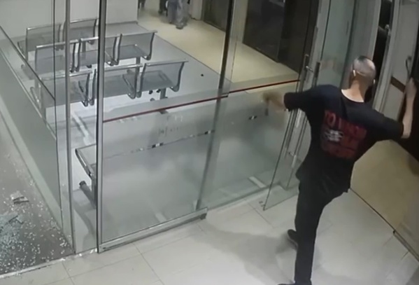 Buscan al hombre que atacó una clínica de La Plata tras discutir con médicos por la atención de su madre