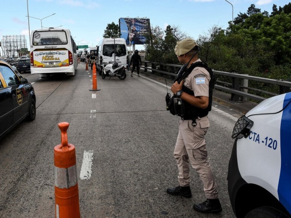 Bronca y malestar de los usuarios del Costera ante el protocolo anti-piquete en la Autopista Buenos Aires – La Plata