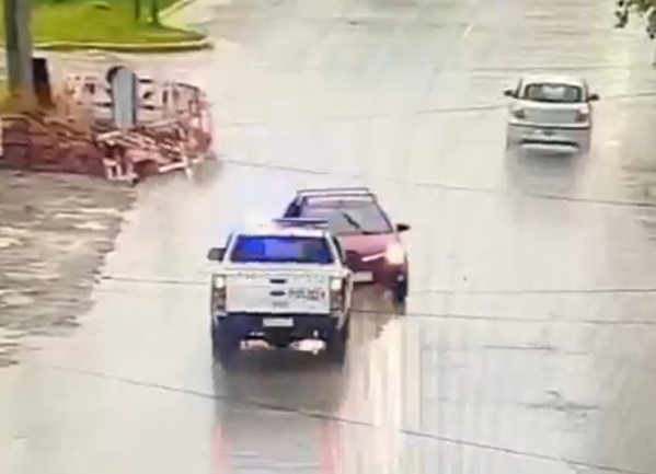 Impactante choque en Ensenada entre un auto y un patrullero que terminó incrustado en una casa