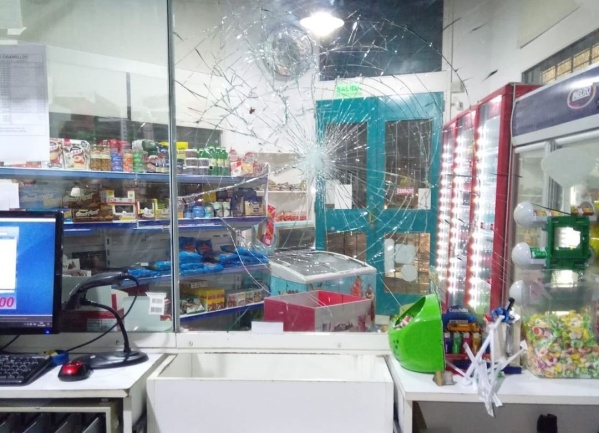 Violento ataque a un kiosco de La Plata: delincuentes arrojaron un piedrazo contra el vidrio del mostrador y escaparon