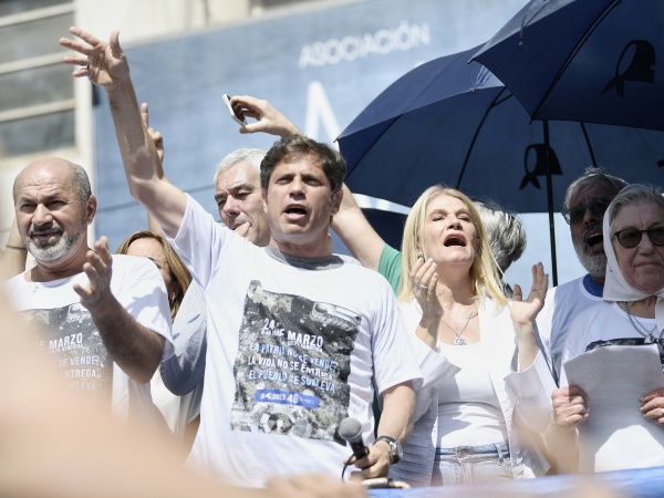 Kicillof presente en la marcha por el Día de la Memoria: "Ellos vienen a reprimir, nosotros venimos a marchar por el futuro"