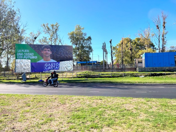 Desarmaron un cartel de Gastón Castagneto: desde el municipio dijeron que estaba habilitado y sospechan de la interna del FDT