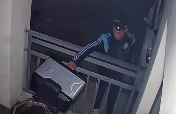 Quedó filmado: Así un ladrón robó una vivienda cerca del Parque Castelli mientras una pareja dormía