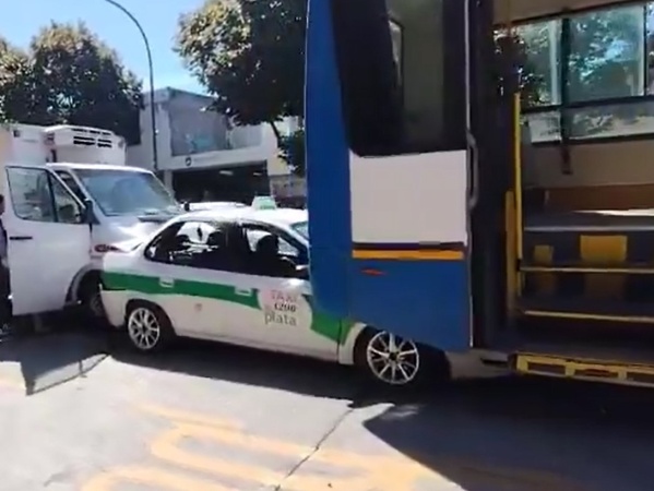 Un taxi de La Plata se incrustó contra un micro y fue embestido por un camión desde atrás