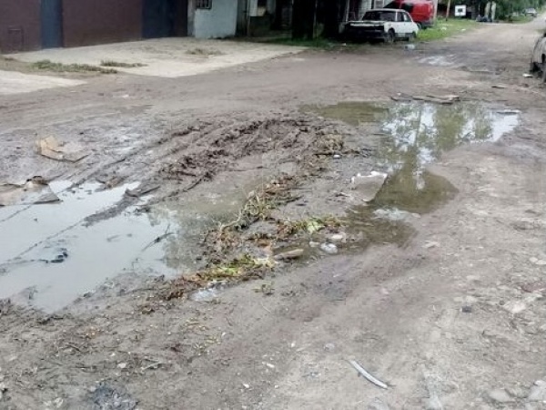 Piden que se arreglen las calles en Altos de San Lorenzo: “Hace cuatro años que reclamamos”