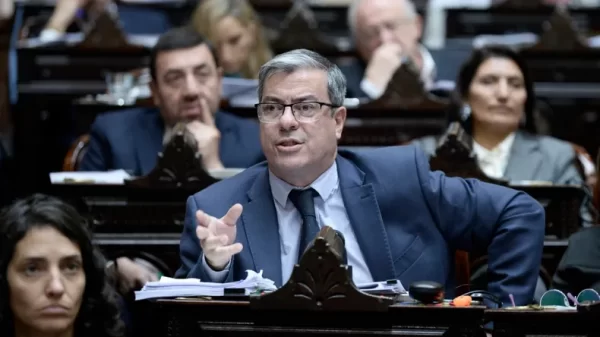 Germán Martínez cuestionó el faltazo de Caputo, Karina Milei y Lugones a Diputados: “Es un gobierno de corruptos y cagones”