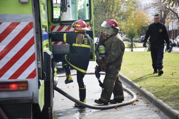 Falleció uno de los estudiantes internados por el incendio en su departamento: la chica se encuentra con pronostico reservado