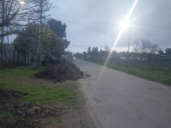 Vecinos reclaman por un montículo de tierra que obstaculiza el tránsito en calle 206