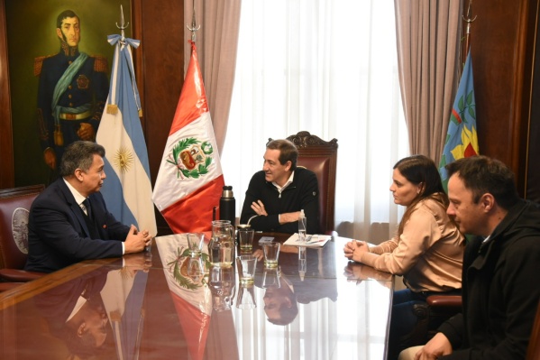 Julio Garro se reunió con el cónsul de Perú y se puso a disposición de la colectividad por los festejos del 202 aniversario