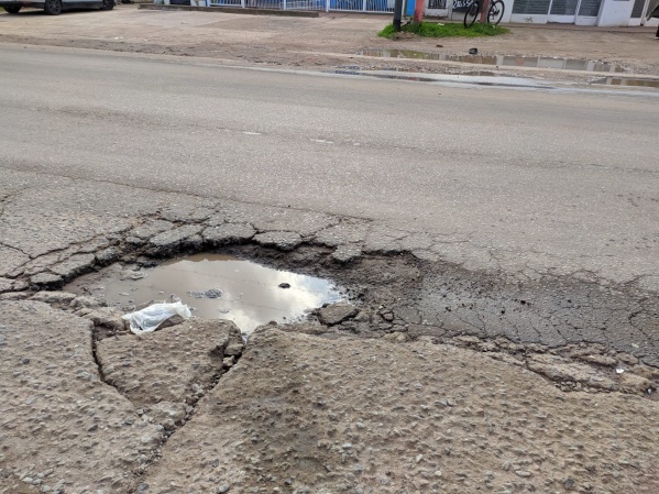 Bronca por un bache en 156 y 62 que afecta la circulación en Los Hornos