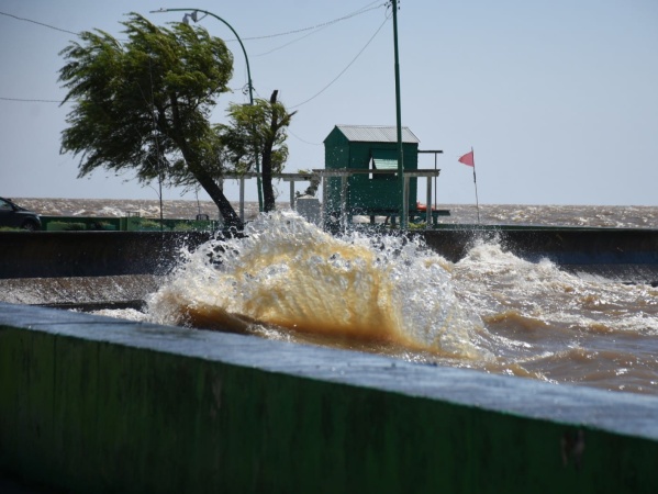 Una fuerte crecida del Río de La Plata puso en alerta a la región