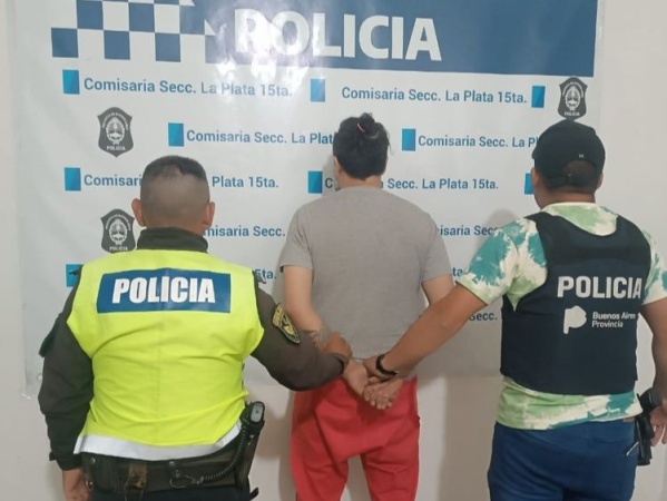 Detuvieron a un hombre en La Plata que circulaba con un arma de fuego, cocaína, marihuana y 400 mil pesos en efectivo