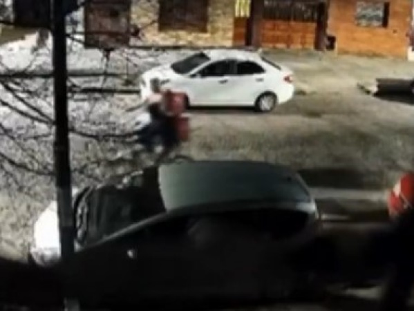 Vandalismo en un barrio de La Plata: repartidores rompen espejos de un auto estacionado