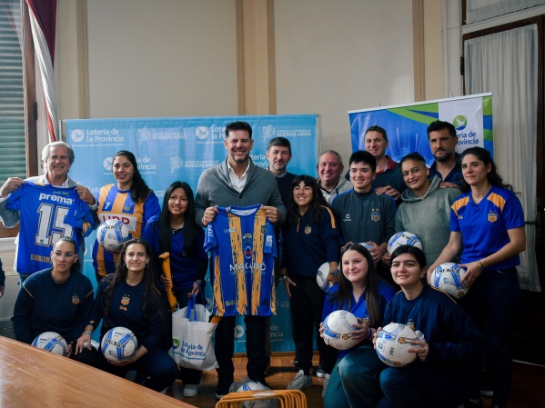 Lotería de la Provincia y Telekino donaron pelotas y equipamiento deportivo al Club Everton