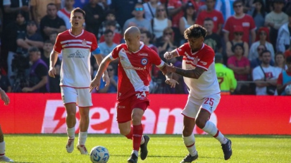Estudiantes fue humillado en La Paternal pero se metió en octavos de final