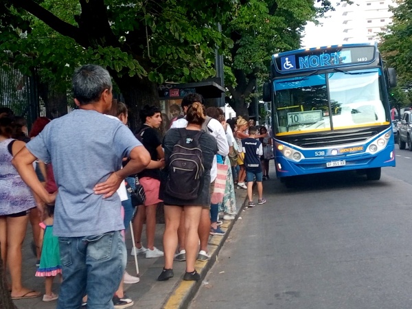 El Gobierno prepara un nuevo aumento del boleto de micro y le pegaría de lleno a los pasajeros de La Plata