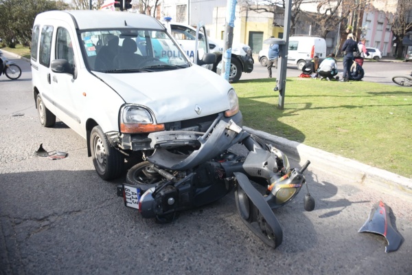 Fuerte choque en La Plata: un motociclista cruzó en rojo y fue atropellado por una camioneta