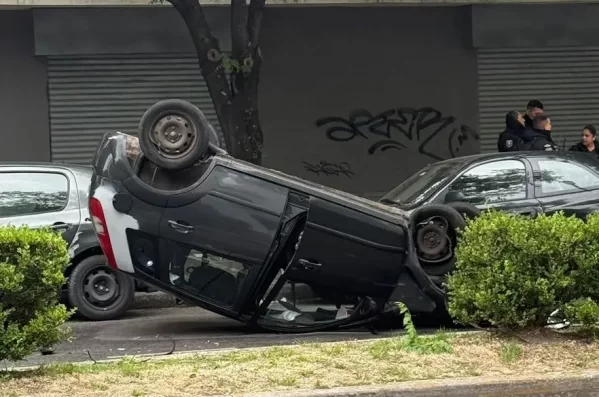 Volcó un auto en pleno centro de La Plata: el conductor se habría quedado dormido al volante