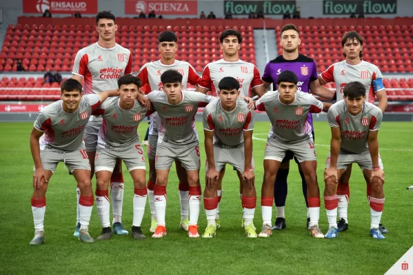 El gran momento de un futbolista de Estudiantes: lo elogió el entrenador, firmará su contrato y se perfila para ser titular