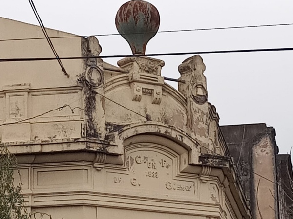 El misterioso globo de un edificio en La Plata con un origen desconocido que desvela a los vecinos