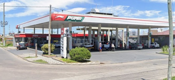 Un patrullero se prendió fuego mientras cargaba nafta en Berisso