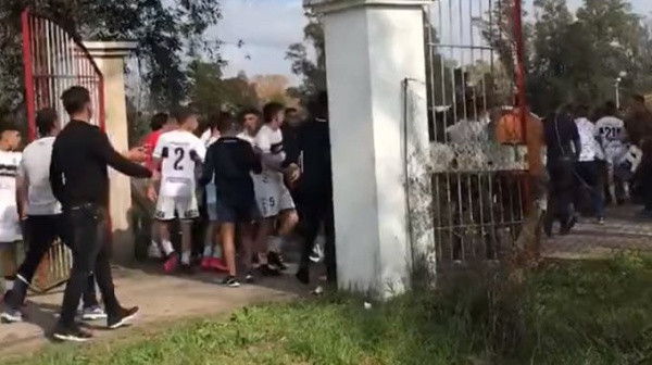 Incidentes y peleas en el final del clásico de Reserva
