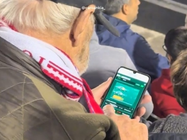 Captó a un hincha que revisaba los promedios durante un partido: “Un argentino promedio en la cancha”