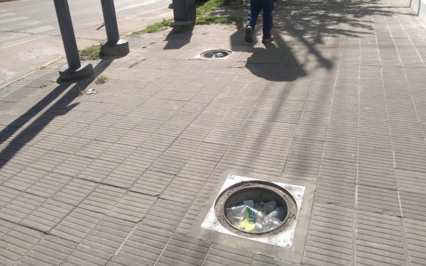 Vecinos reclaman por las tapas de desagües en diagonal 79 y 3