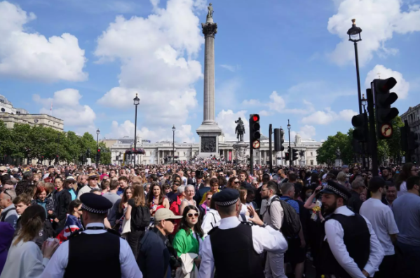 Antes del desfile del jubileo real la policía británica realiza una detonación controlada en Trafalgar Square