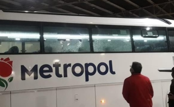 Un micro terminó con los vidrios destrozados por un ataque en la Autopista Buenos Aires - La Plata