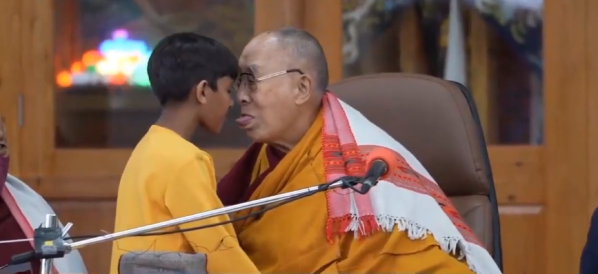 ¿Quién es el Dalai Lama que besó a un niño a la fuerza, durante un acto público?