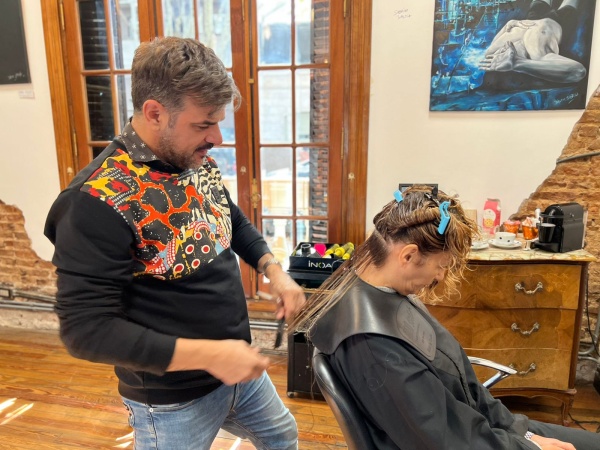 La peluquería del platense Juan Pablo Flores busca ampliar su personal