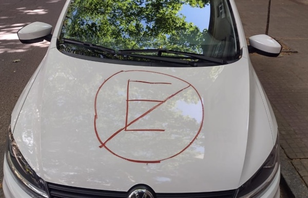 Estacion&oacute; sobre una cochera en 56 entre 6 y 7 y le pintaron el auto