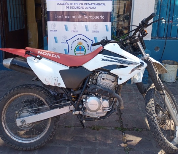 Tenía arresto domiciliario y andaba en una moto robada: fue detenido luego de escapar de un control policial en Villa Elvira