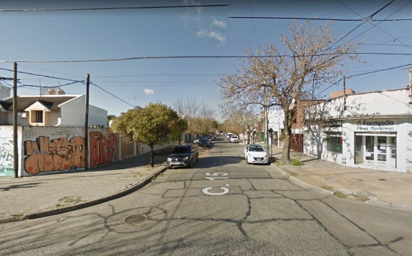 Atrapan a dos menores que quisieron robarle el auto a una mujer en la v&iacute;a p&uacute;blica