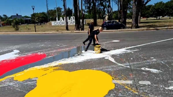 Un camión volcó una carga de pintura en la subida de la Autopista Buenos Aires - La Plata y quedó toda la rotonda pintada