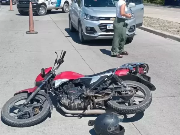 Un motociclista esperaba que el semáforo se ponga en verde y un auto lo embistió cuando iba de La Plata a Berisso