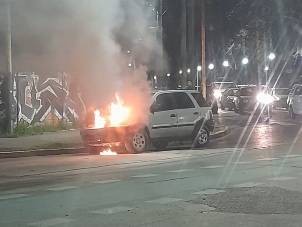 Impactante incendio de una camioneta en plena diagonal 73 mientras iba circulando