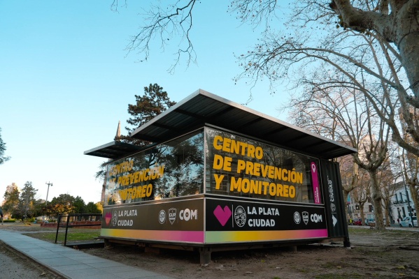 Avanzan las instalaciones de nuevos centros de prevención y monitoreo en las plazas Yrigoyen y Malvinas de La Plata