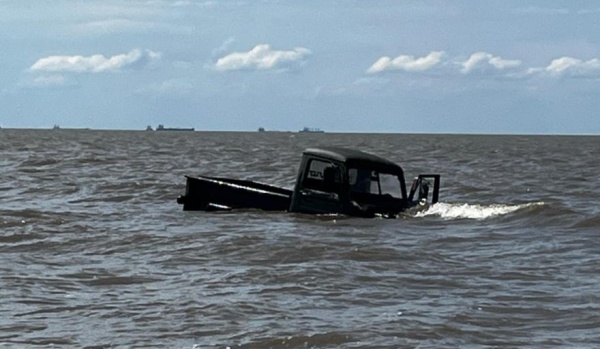 Así fue como dos hombres intentaron cruzar el Río de la Plata en camioneta y los tapó el agua