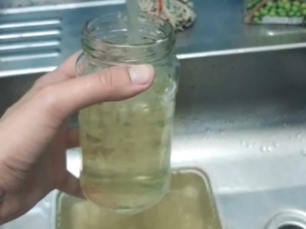 Vecinos del casco urbano se quejan de agua turbia saliendo de su canilla: "Parece vino blanco"
