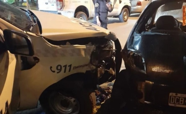 Dos policías tuvieron que ser internados tras chocar con 4 autos estacionados en Ensenada