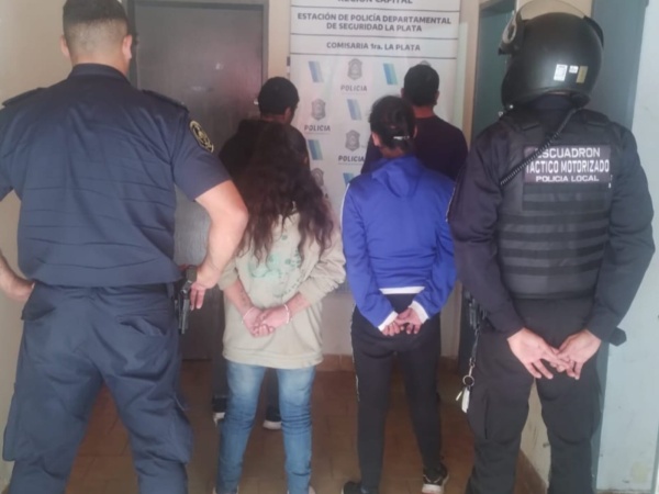 Tensión en el centro platense: cuatro trapitos se enfrentaron con la policía